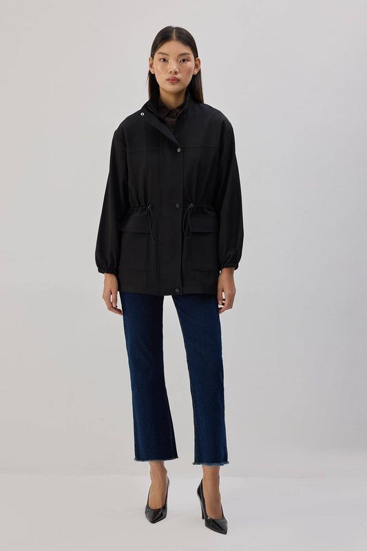 Giacca nera con zip e collo alto
