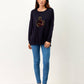 Maglione girocollo con ancora ricamata e paillettes