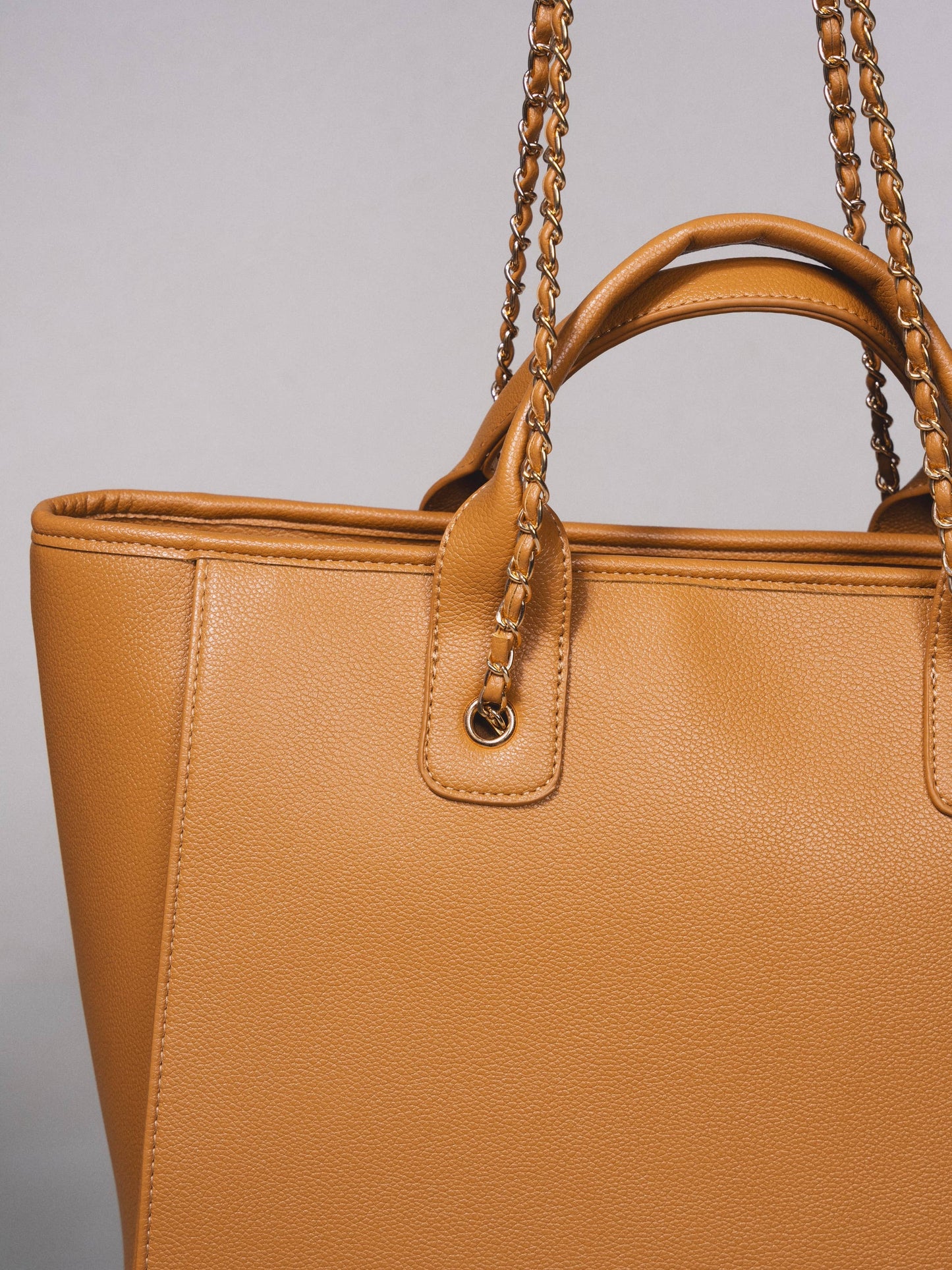 Borsa shopper con tracolla a catena