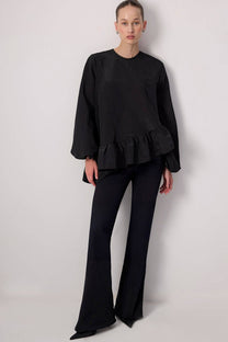 Blusa nera con balza asimmetrica