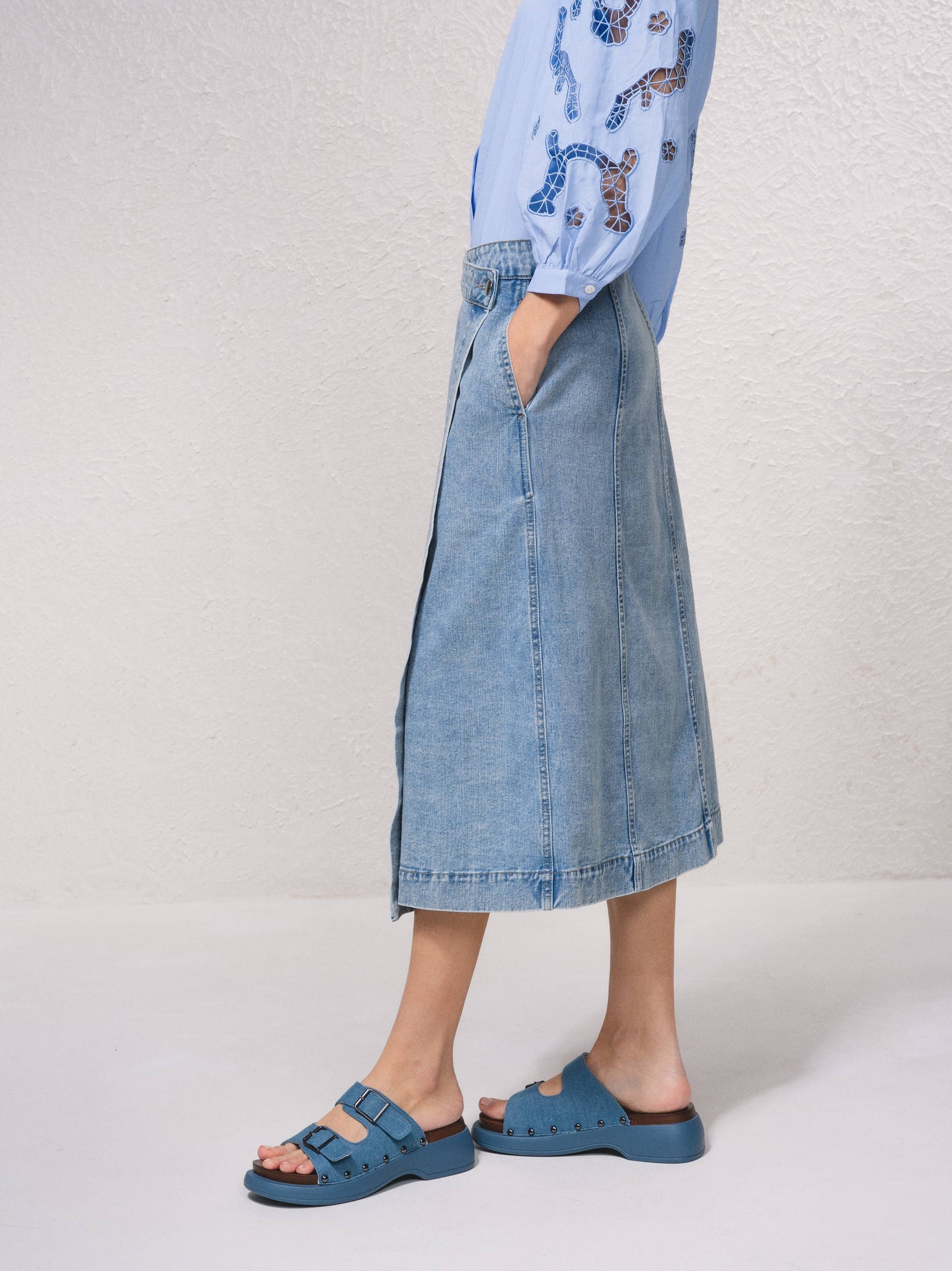 Gonna midi in denim con bottoni a pressione e tasche laterali