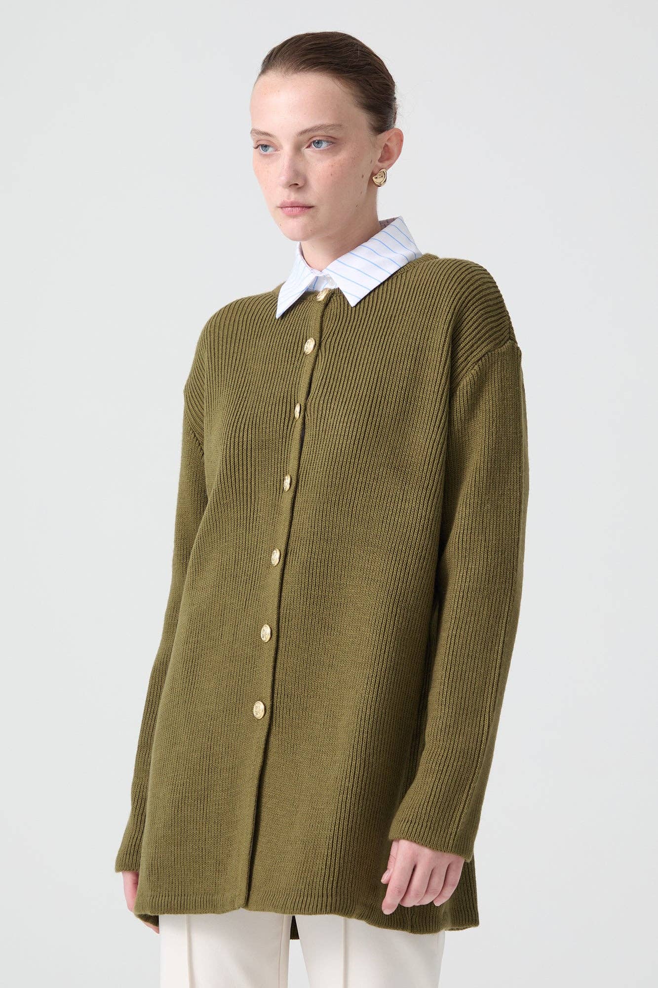 Cardigan lungo a coste con bottoni dorati