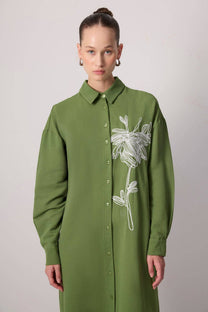 Abito chemisier lungo verde con ricamo floreale