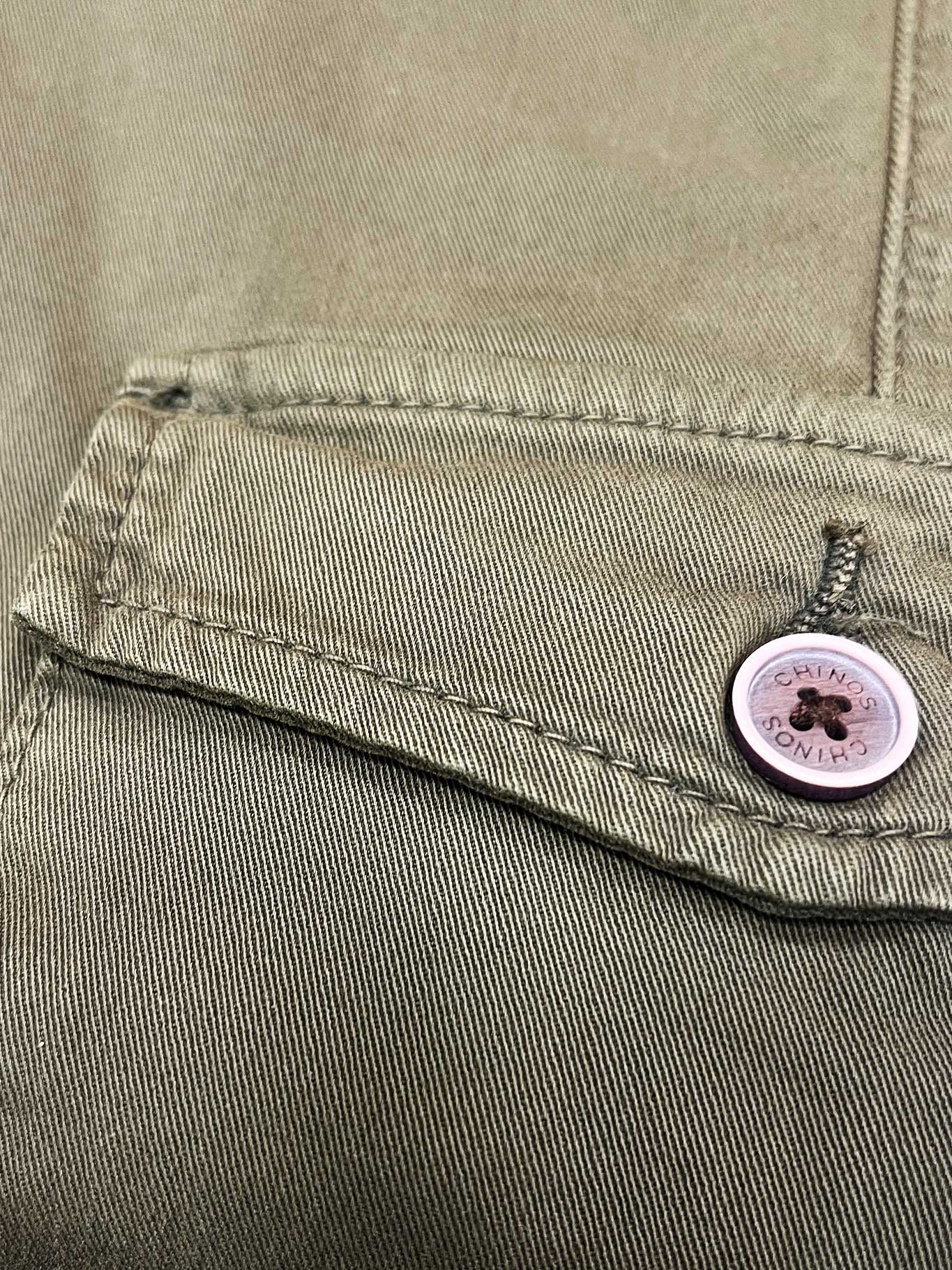 Pantaloni chino cargo oliva con tasche laterali
