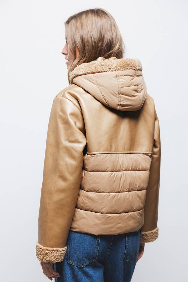 Giacca in ecopelle con cappuccio e zip