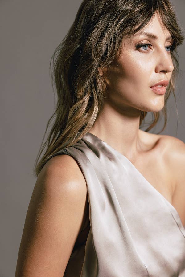 Top monospalla in raso drappeggiato