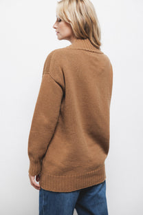 Maglione in lana a tinta unita con scollo a V