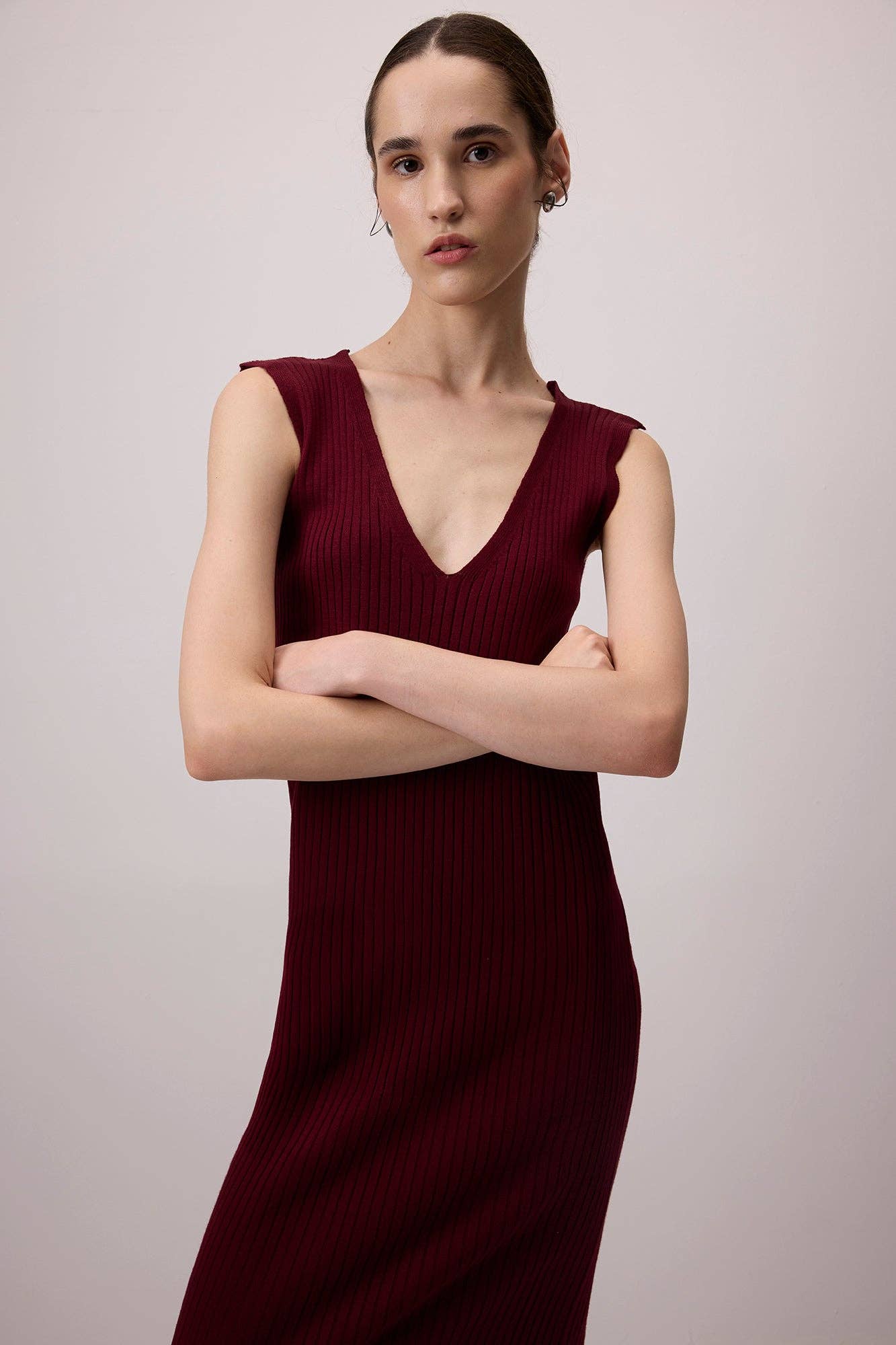 Set maglione a righe e abito midi a coste bordeaux