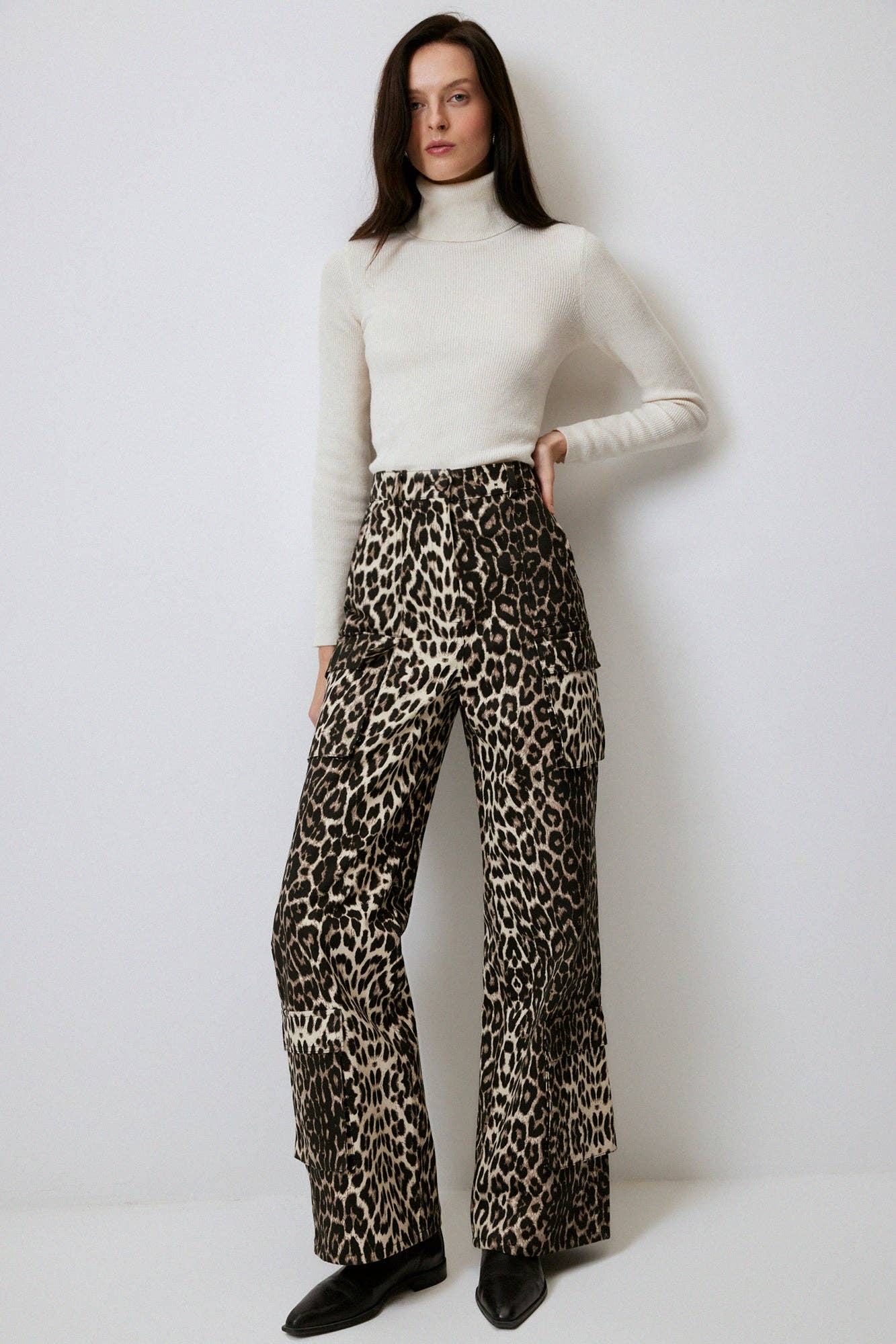 Pantaloni cargo a zampa in cotone leopardato