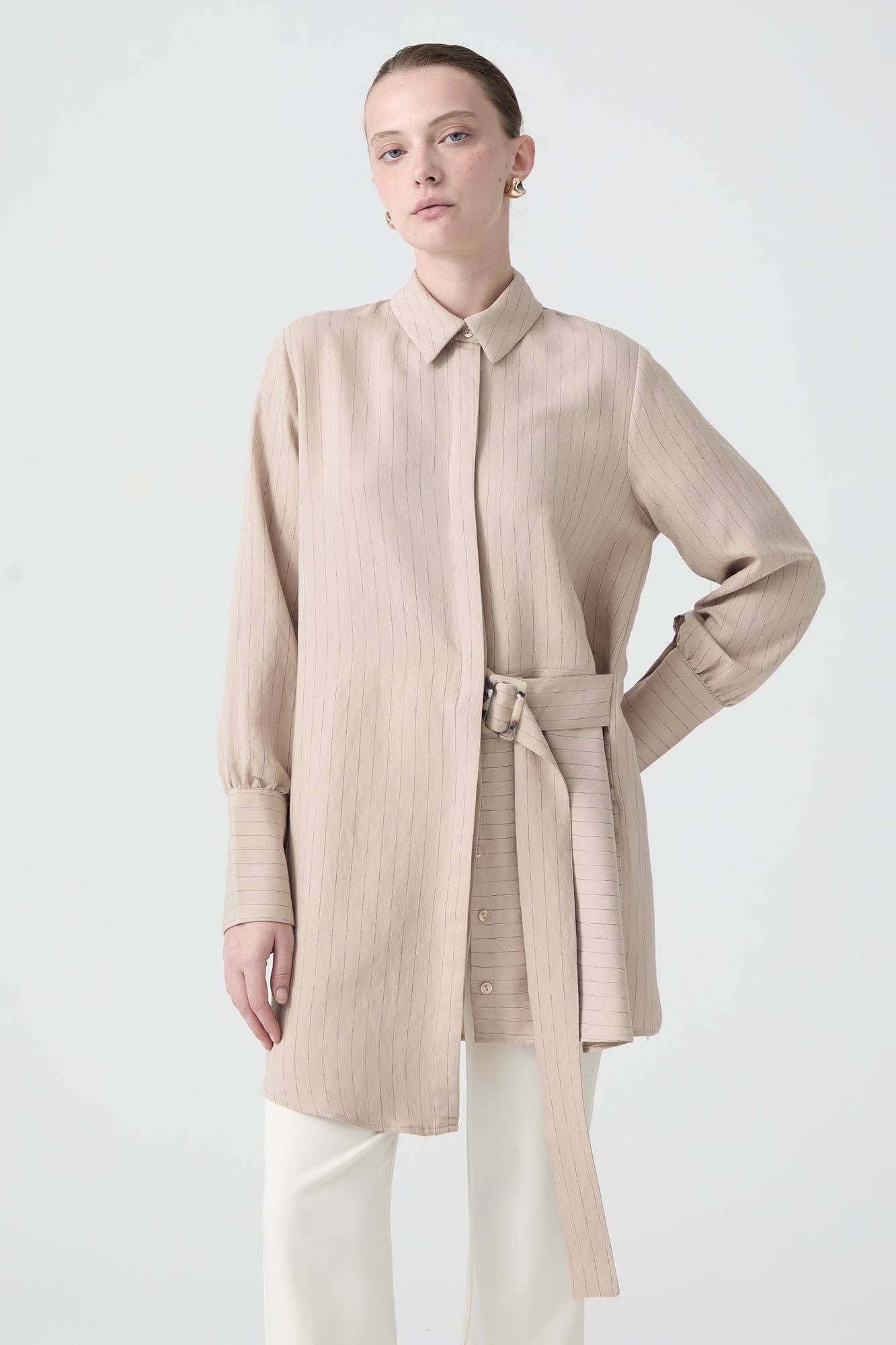 Tunica camicia a righe con cintura e fibbia