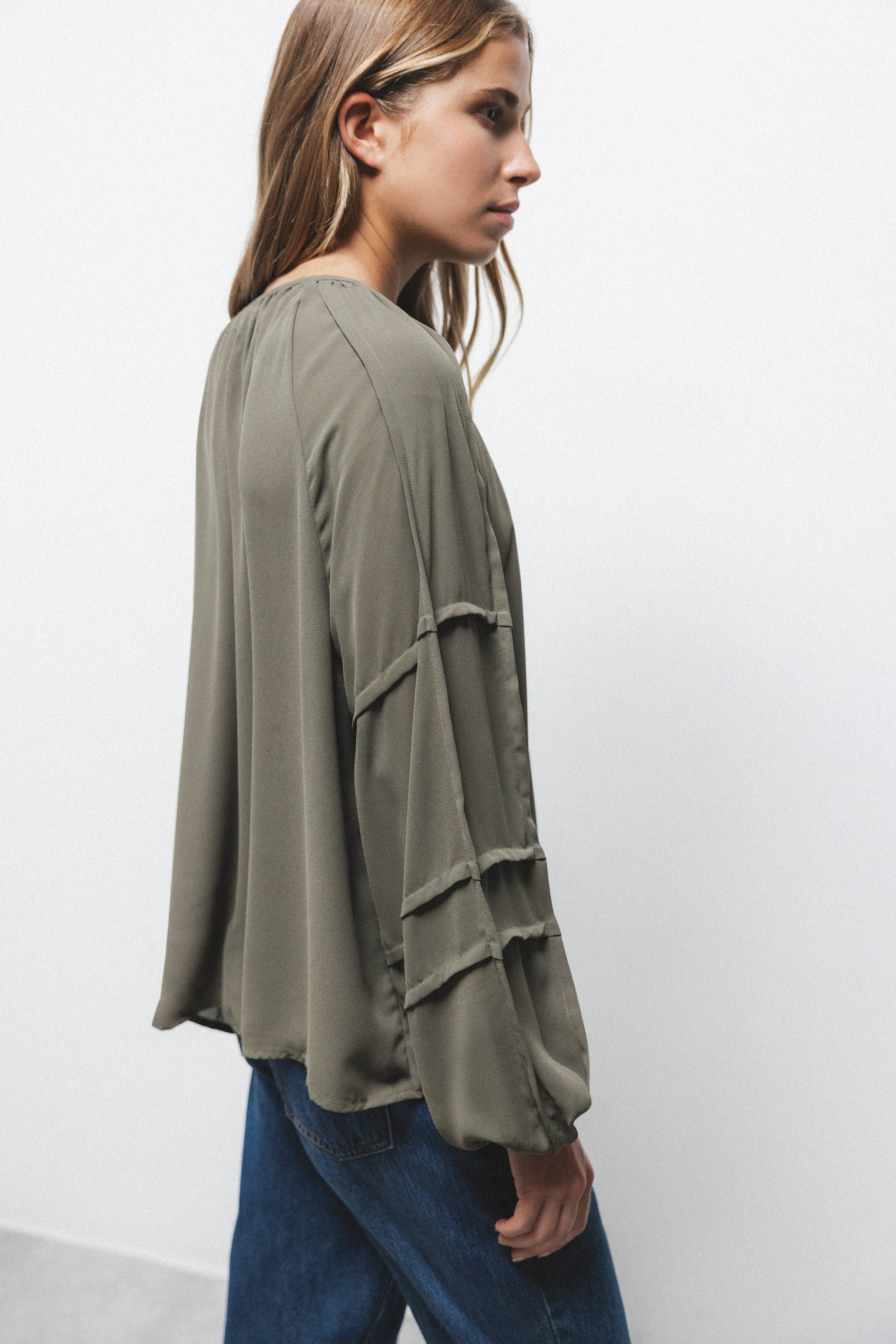 Blusa con pieghe e maniche arricciate