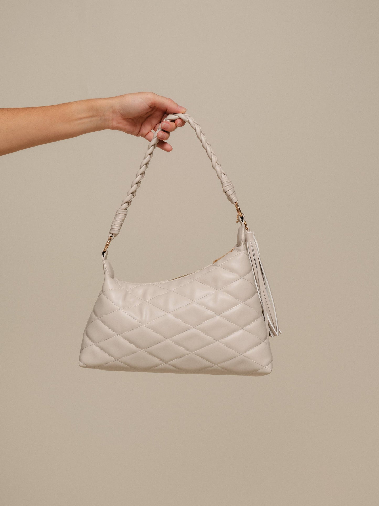 Borsa a spalla trapuntata in PU con manico intrecciato e nappina