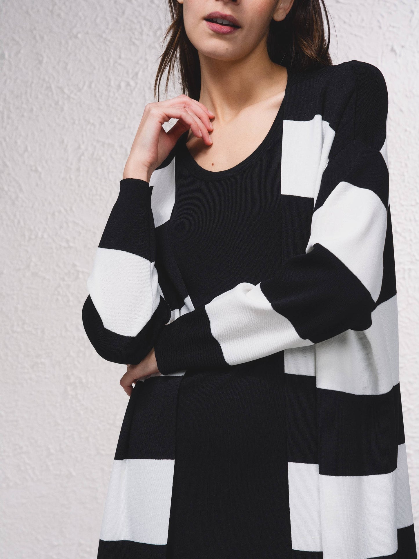 Cardigan lungo a righe aperto