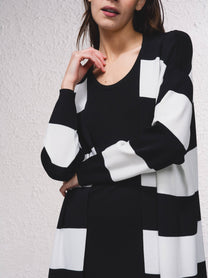 Cardigan lungo a righe aperto