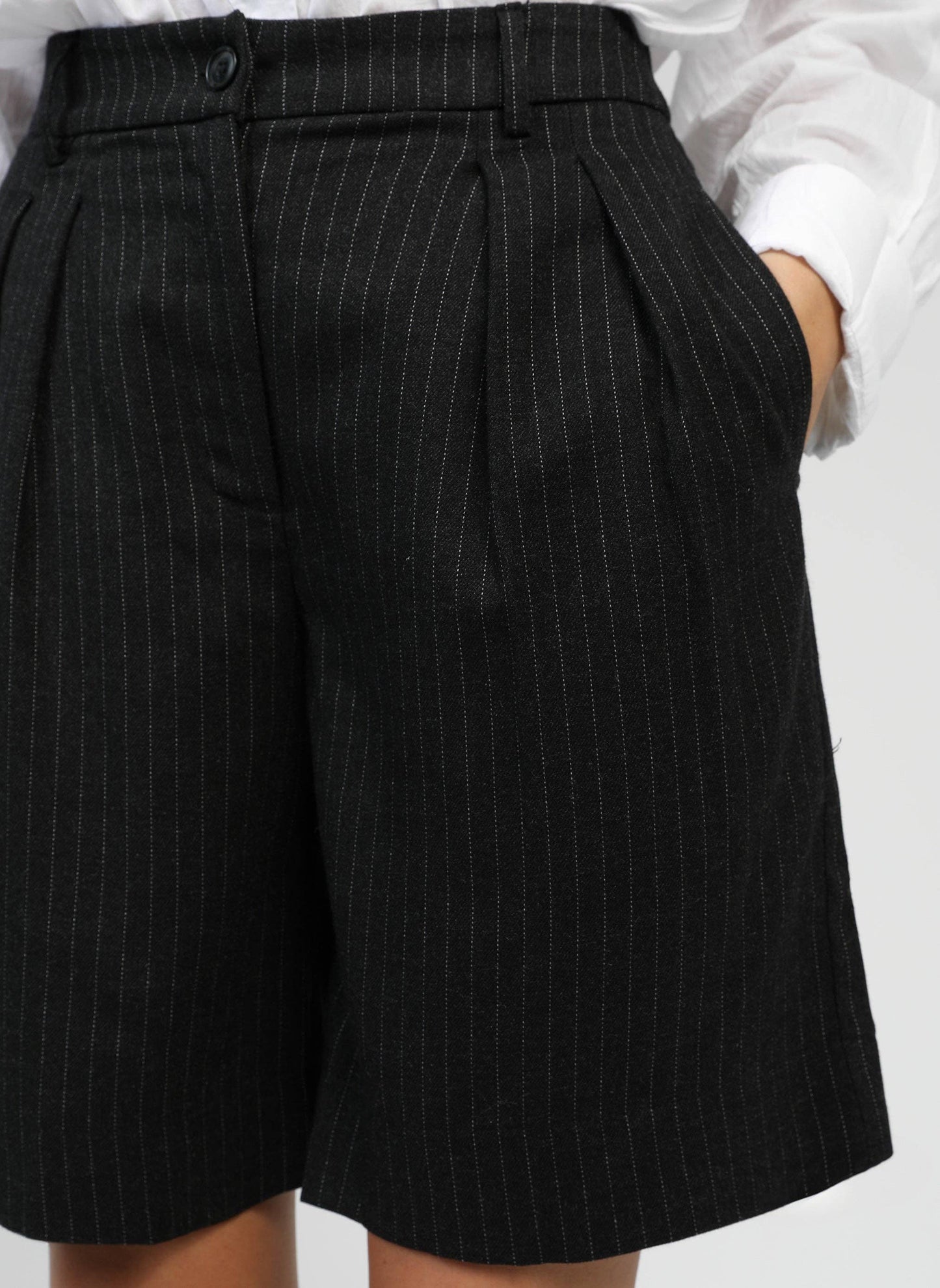 Bermuda sartoriali neri a righe sottili