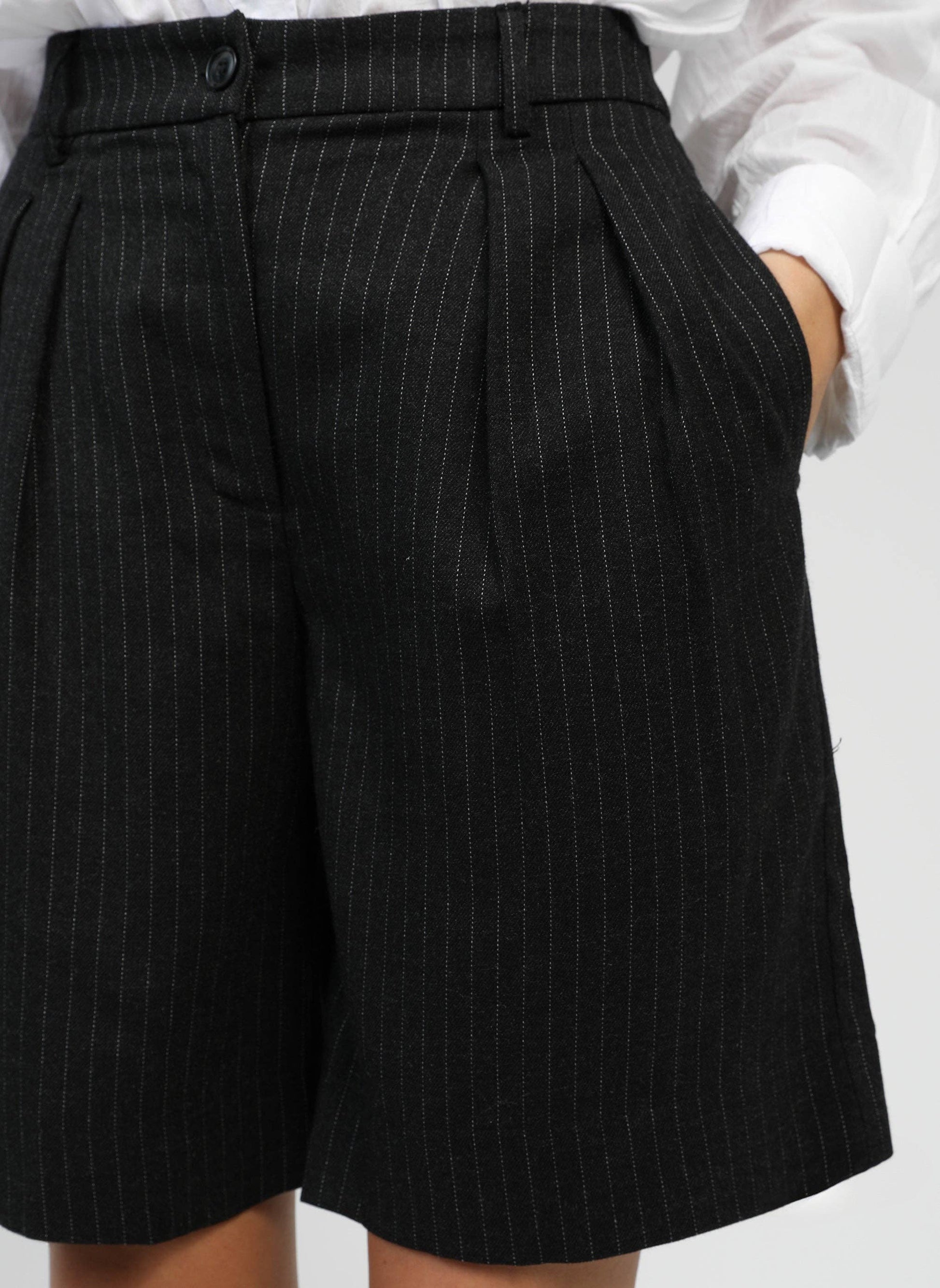 Bermuda sartoriali neri a righe sottili