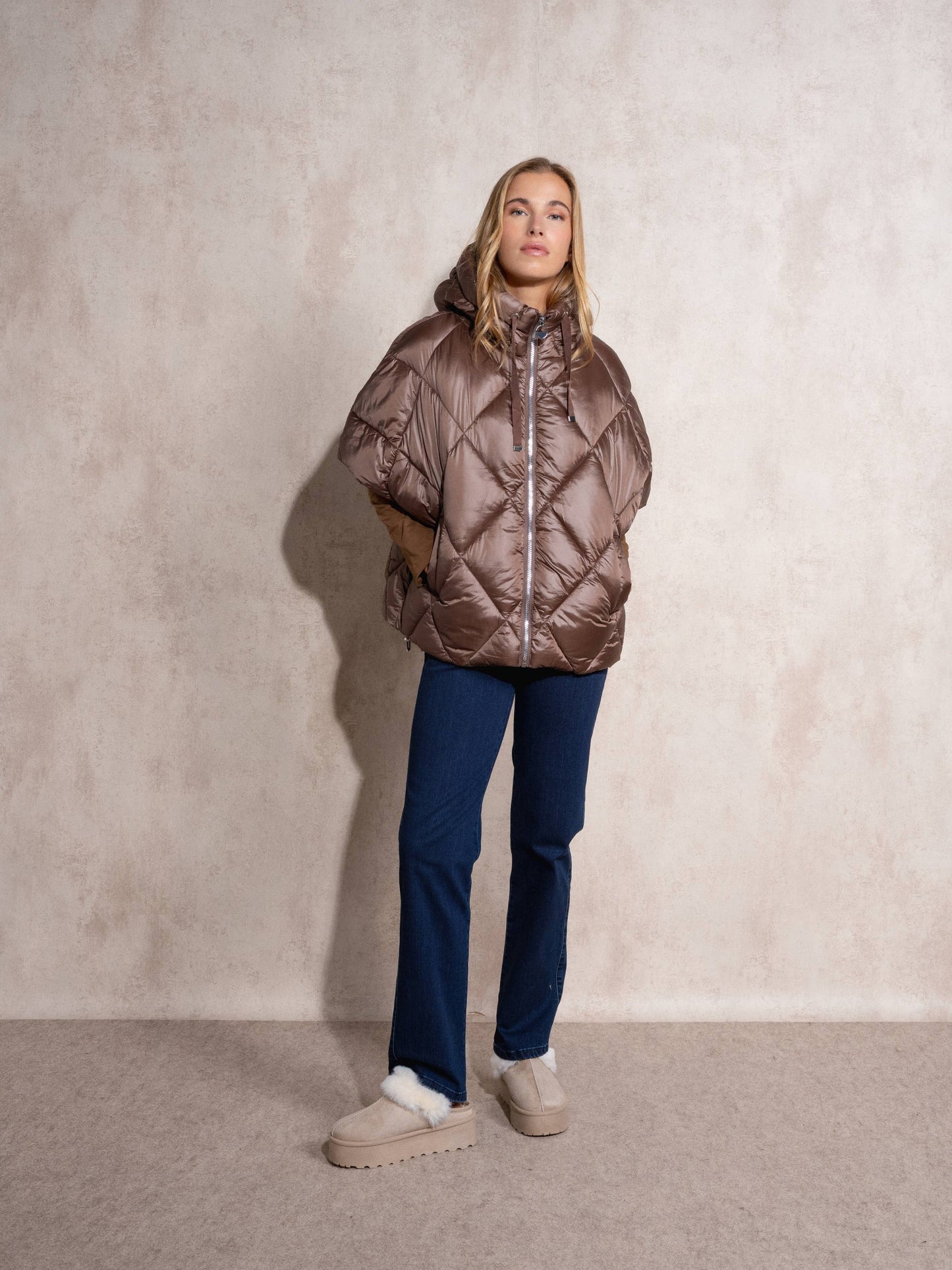 Cappa imbottita oversize con cappuccio e zip