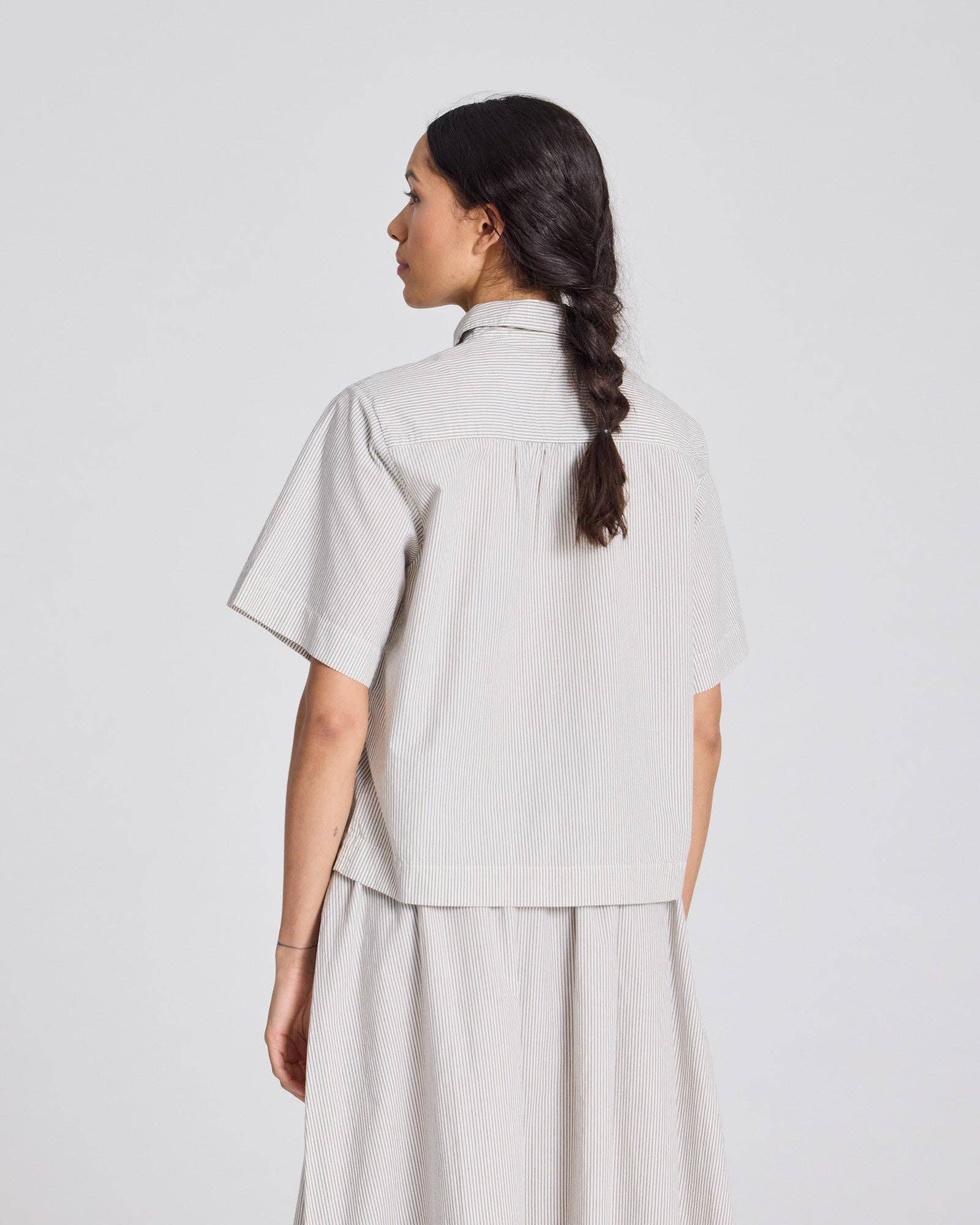 Camicia cropped Elena a righe in cotone biologico con maniche corte