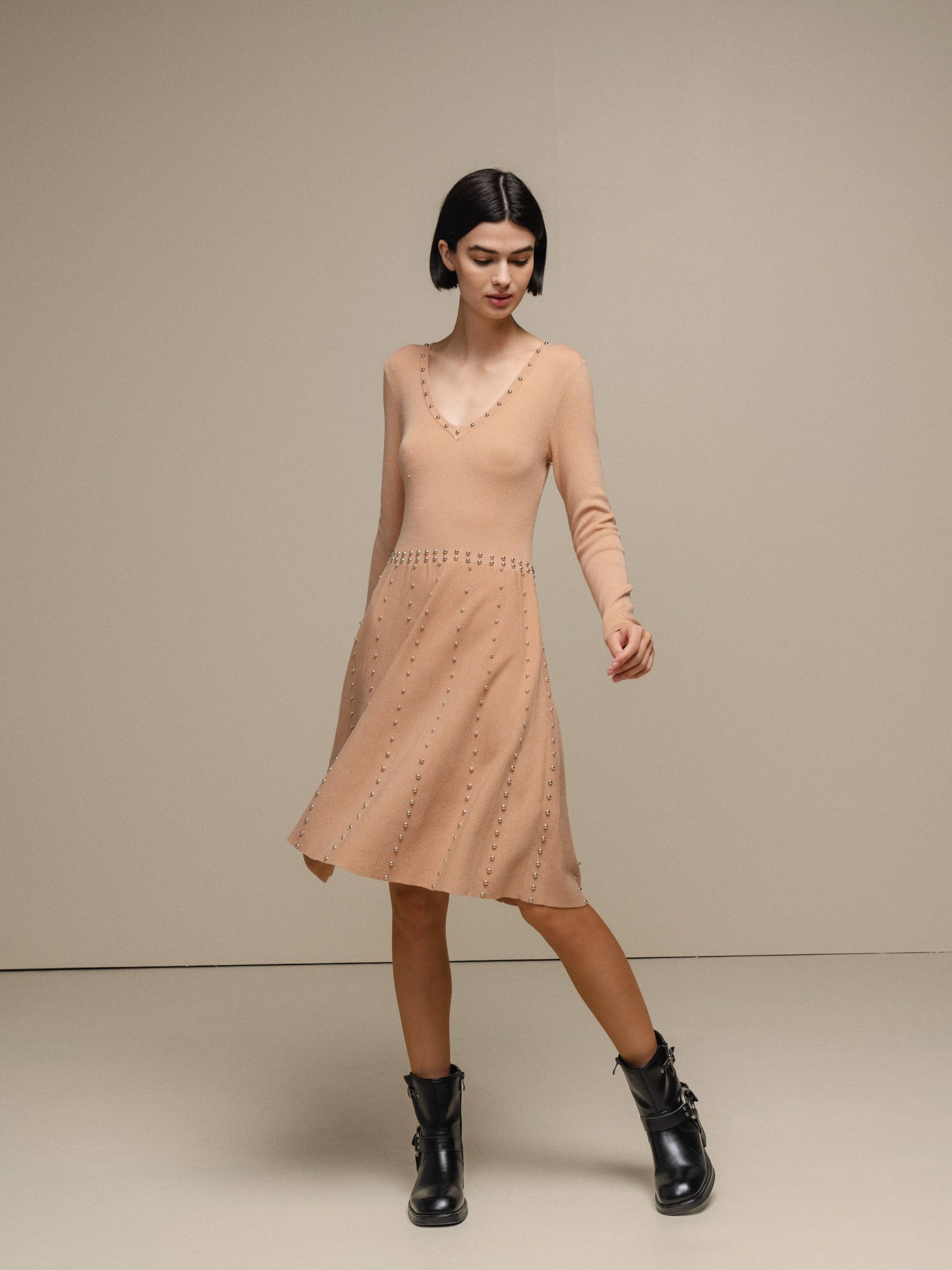 Abito in maglia con scollo a V e borchie