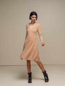 Abito in maglia con scollo a V e borchie