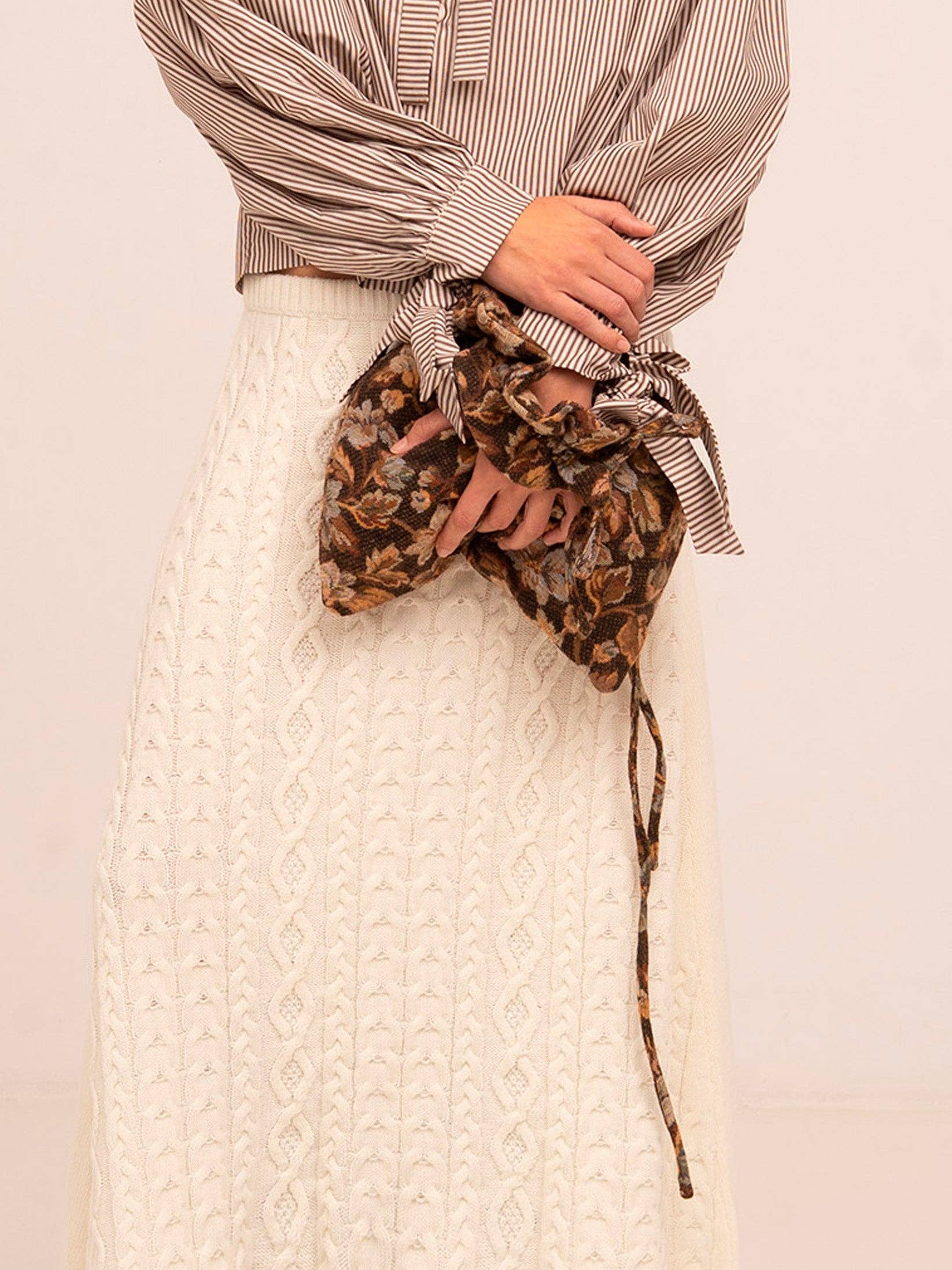 Pochette a sacchetto floreale marrone