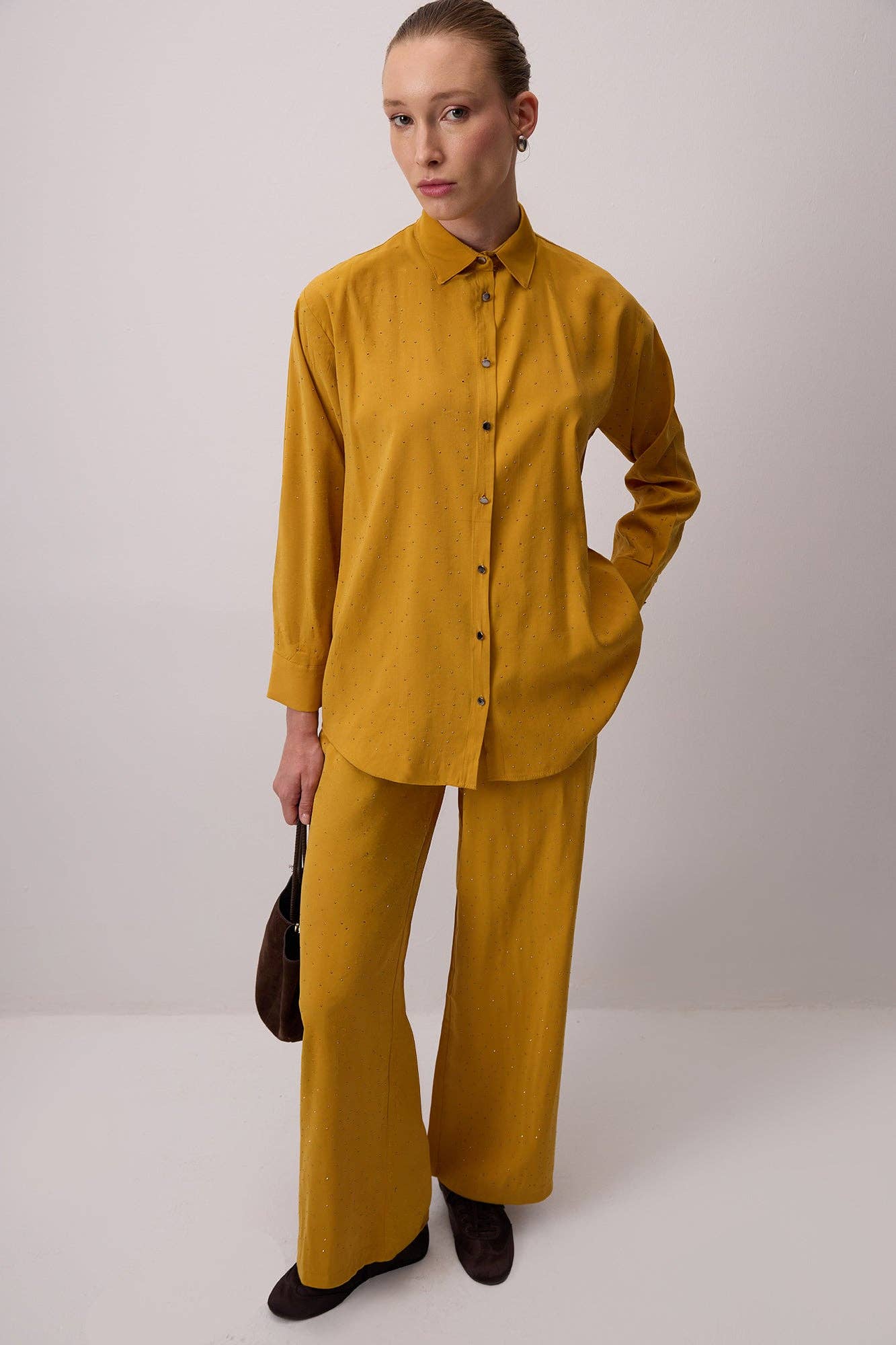 Completo camicia e pantaloni con ricami di pietre