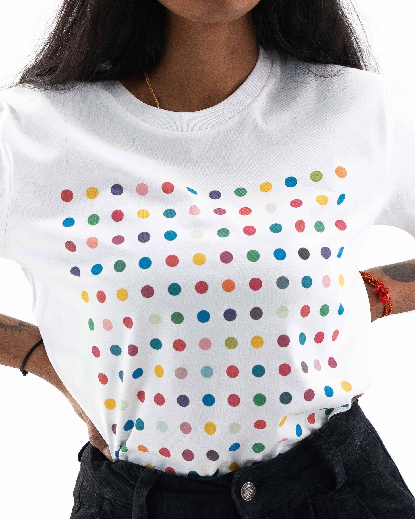 T-shirt unisex bianca con stampa a pois multicolore