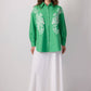 Camicia oversize verde ricamata con motivo astratto in misto cotone
