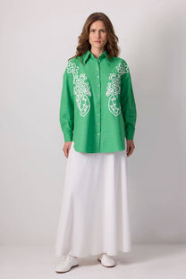 Camicia oversize verde ricamata con motivo astratto in misto cotone