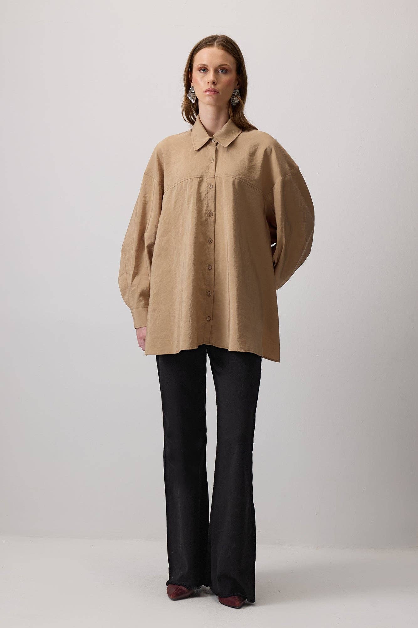 Camicia oversize abbottonata in effetto cupro