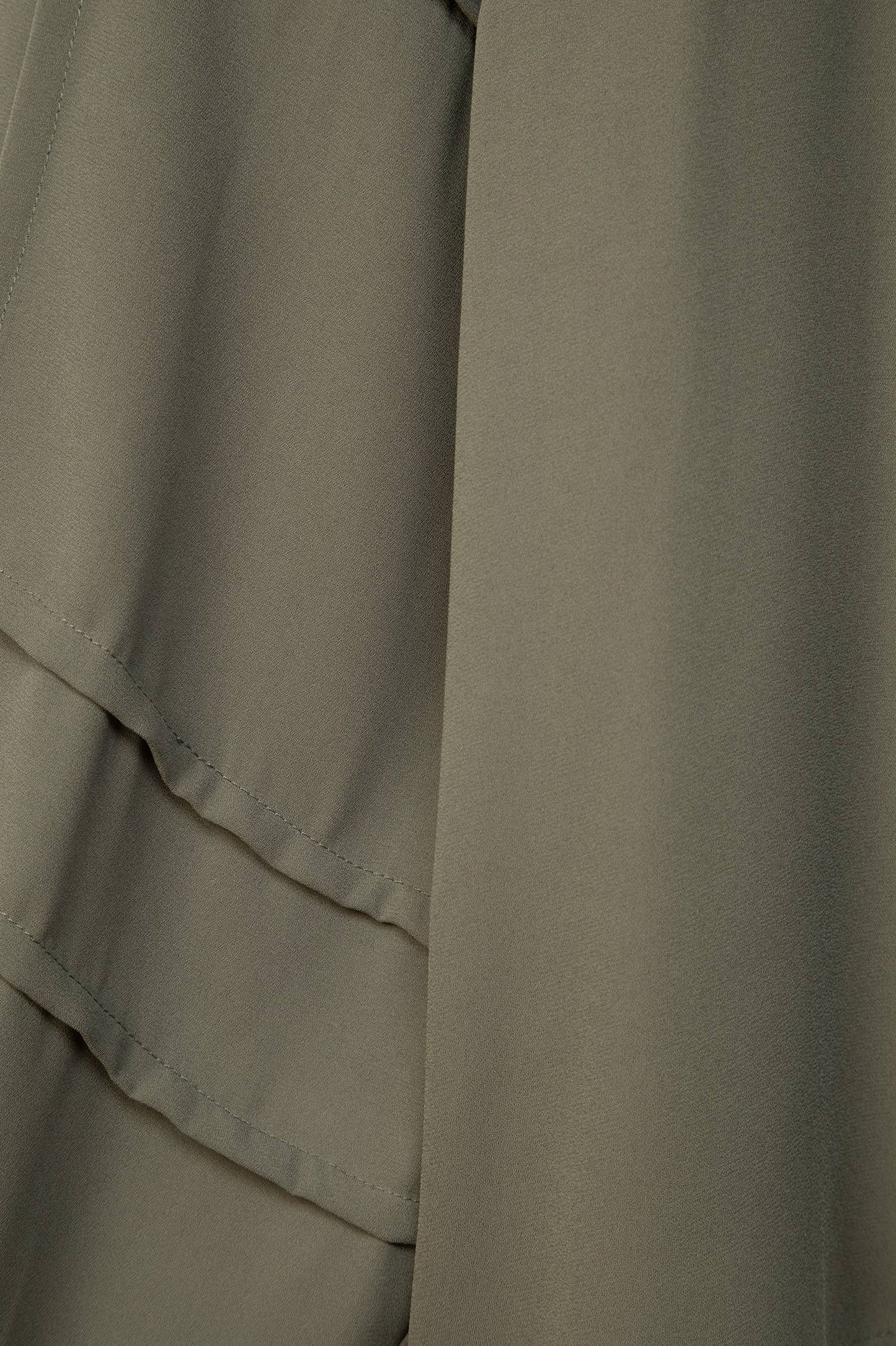 Blusa con pieghe e maniche arricciate