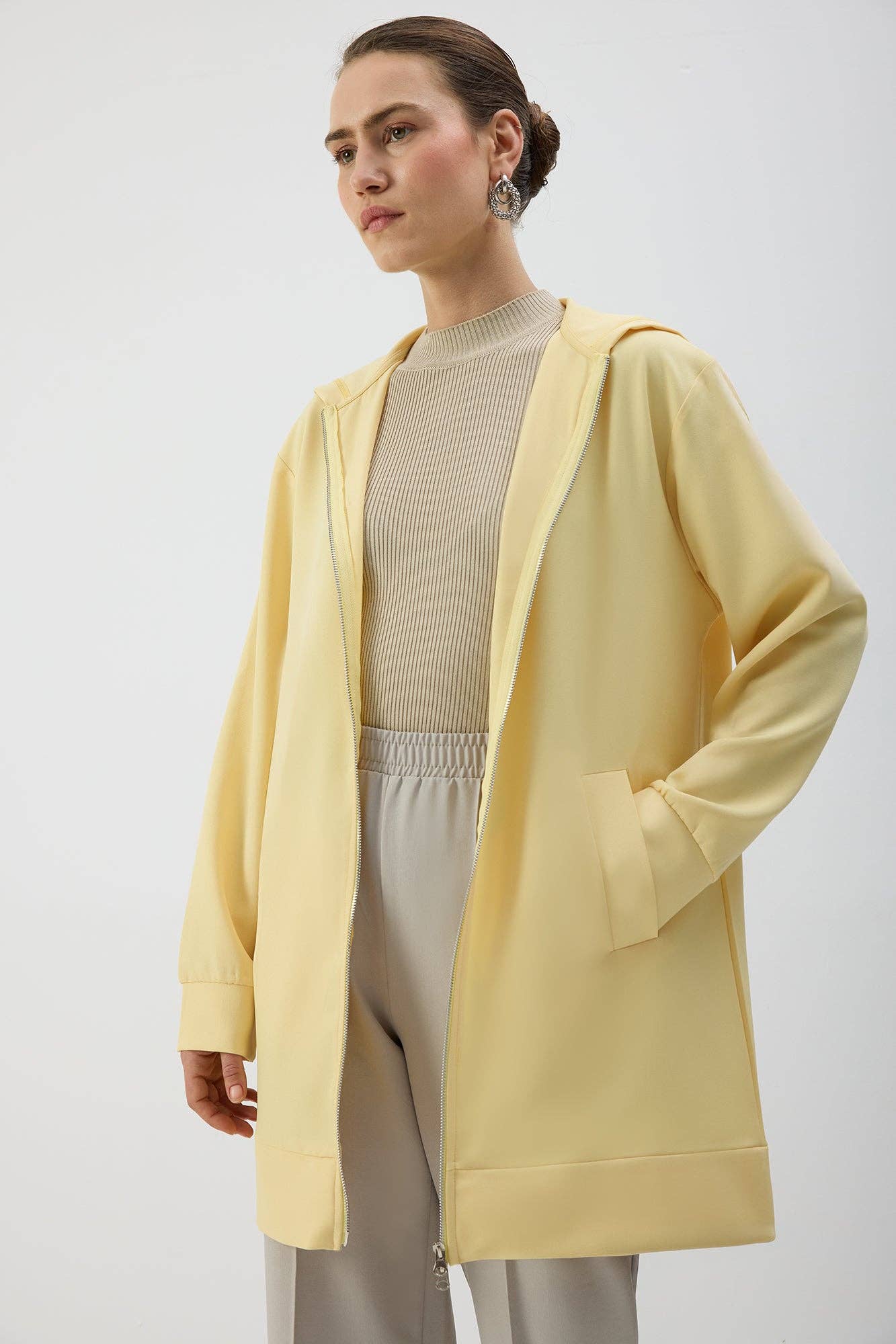 Giacca lunga con cappuccio e zip