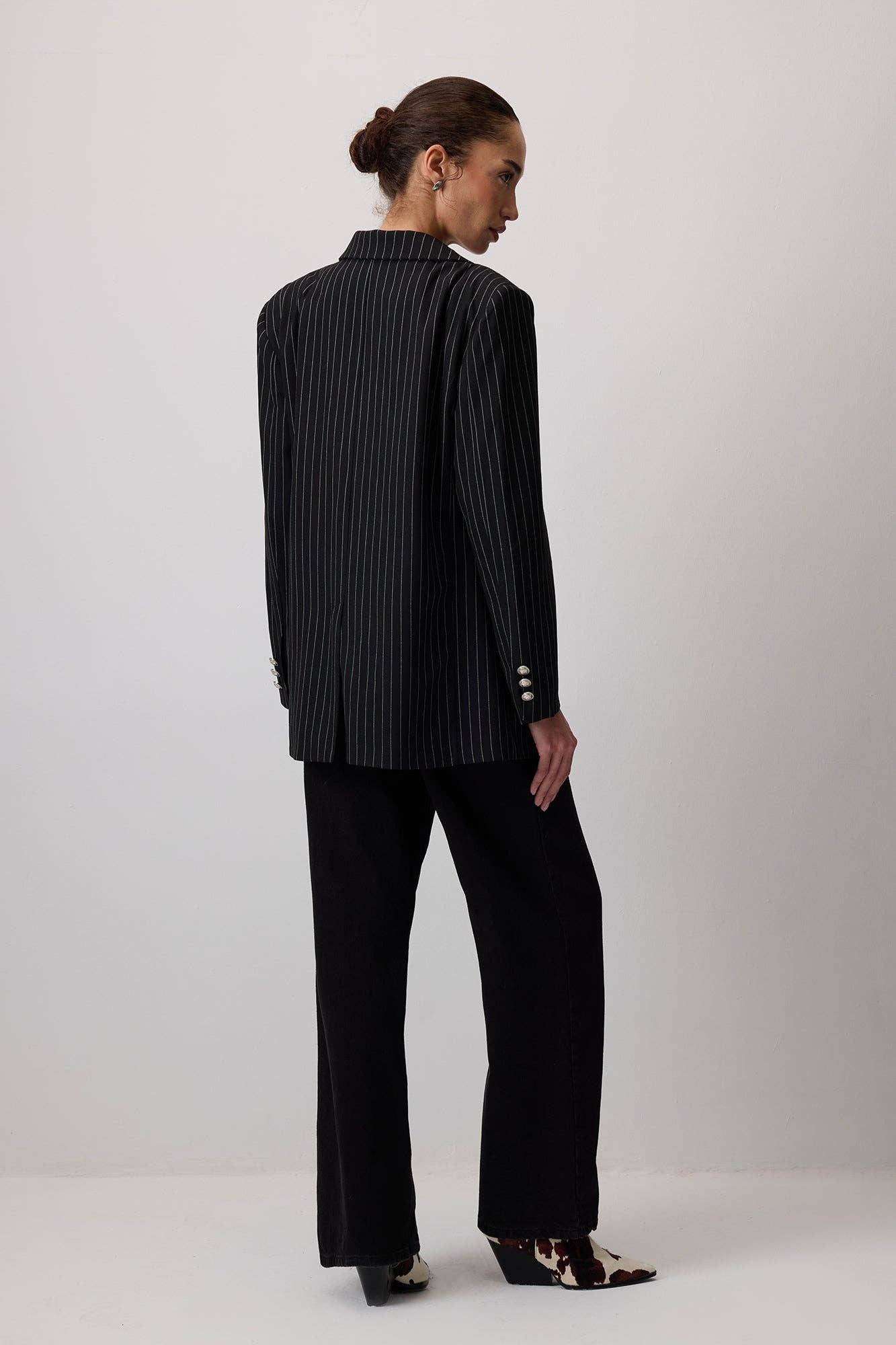 Blazer gessato nero con bottoni metallici