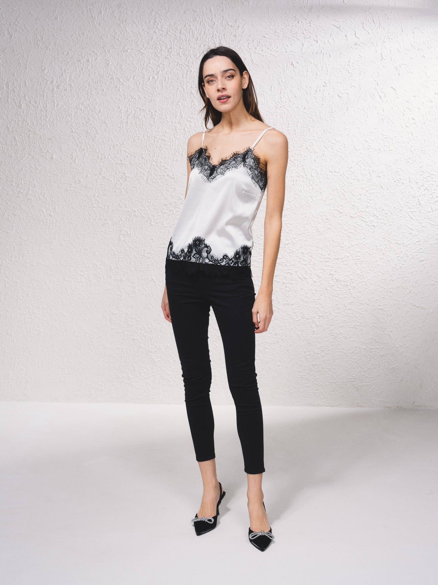 Top fluido con pizzo e scollo a V