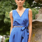 Abito midi in raso con scollo a V