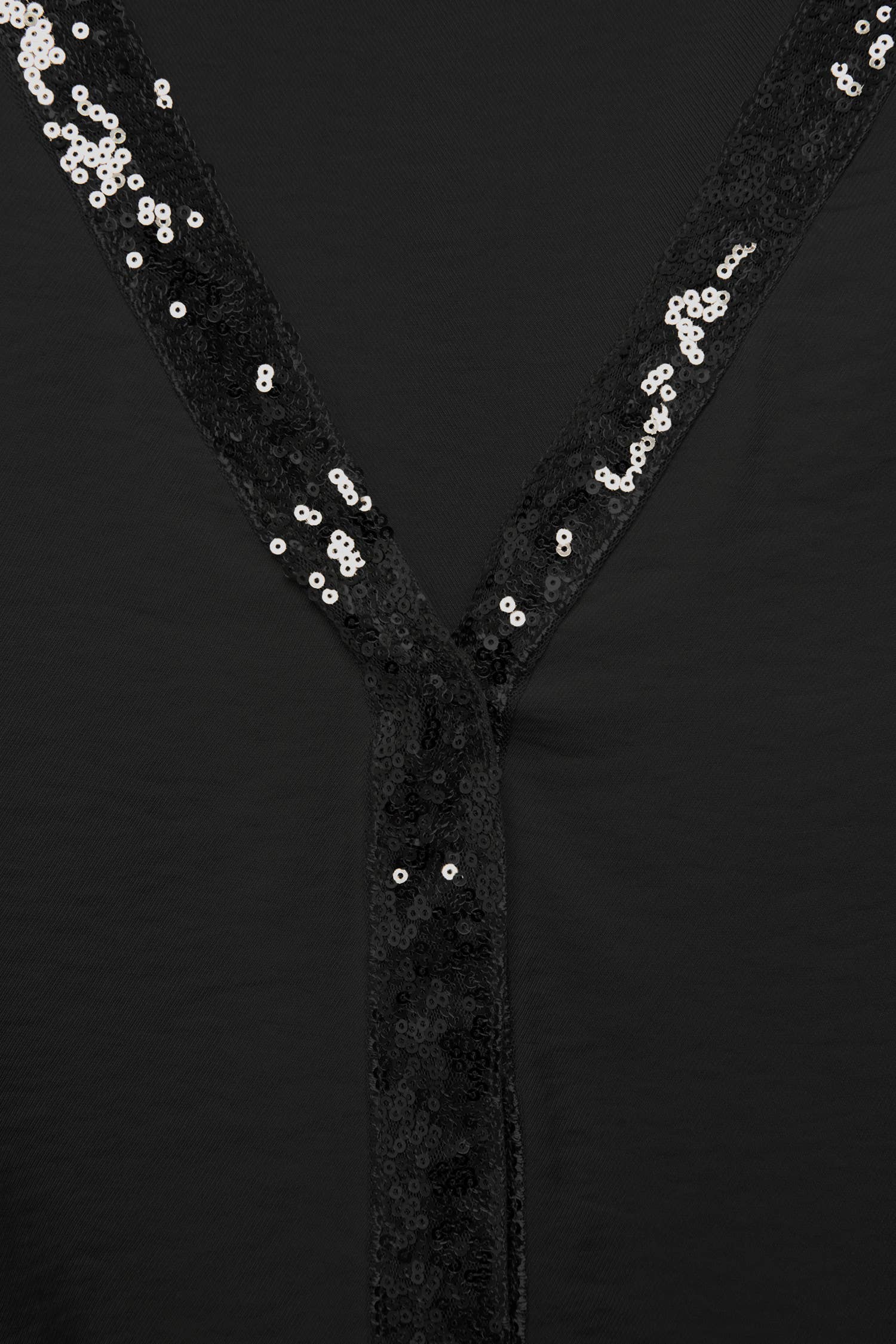 Blusa nera con paillettes e scollo a V