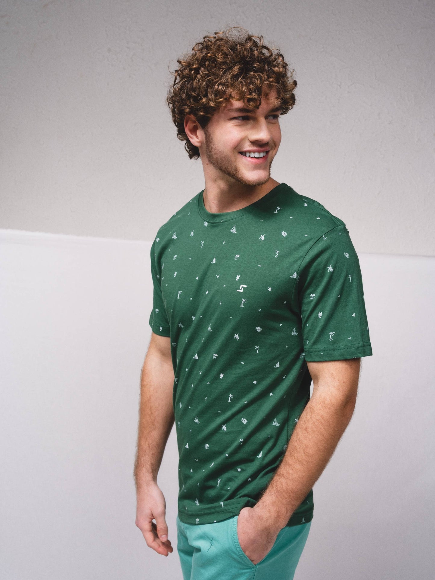 T-shirt basic in cotone con micro stampa e logo ricamato