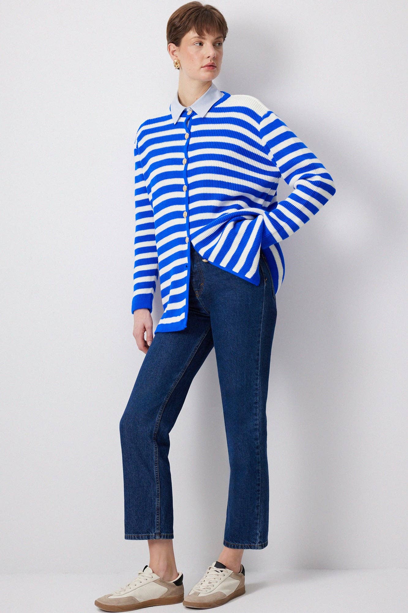 Cardigan lungo a righe con bottoni dorati