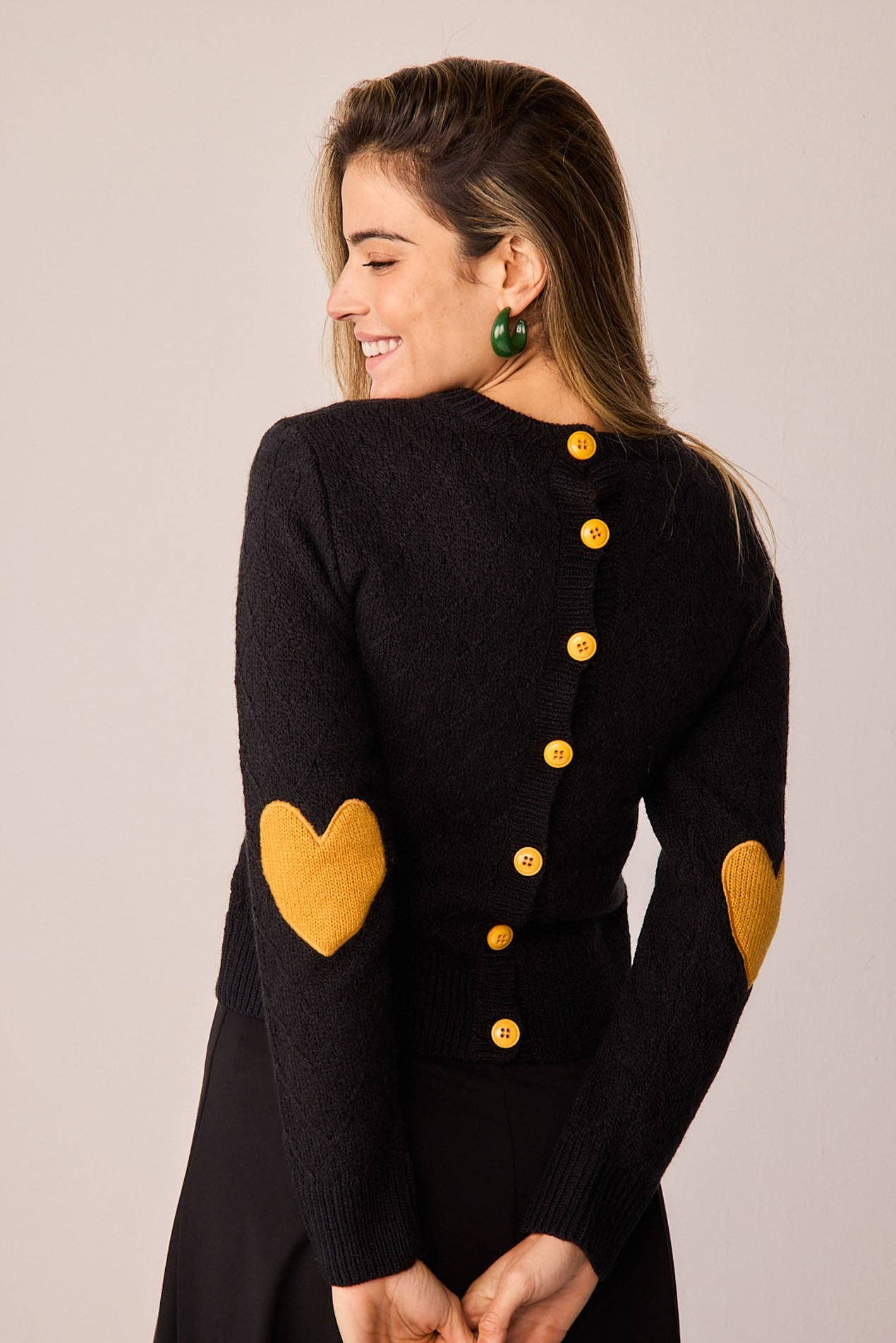 Maglione nero con toppe a cuore e bottoni sul retro