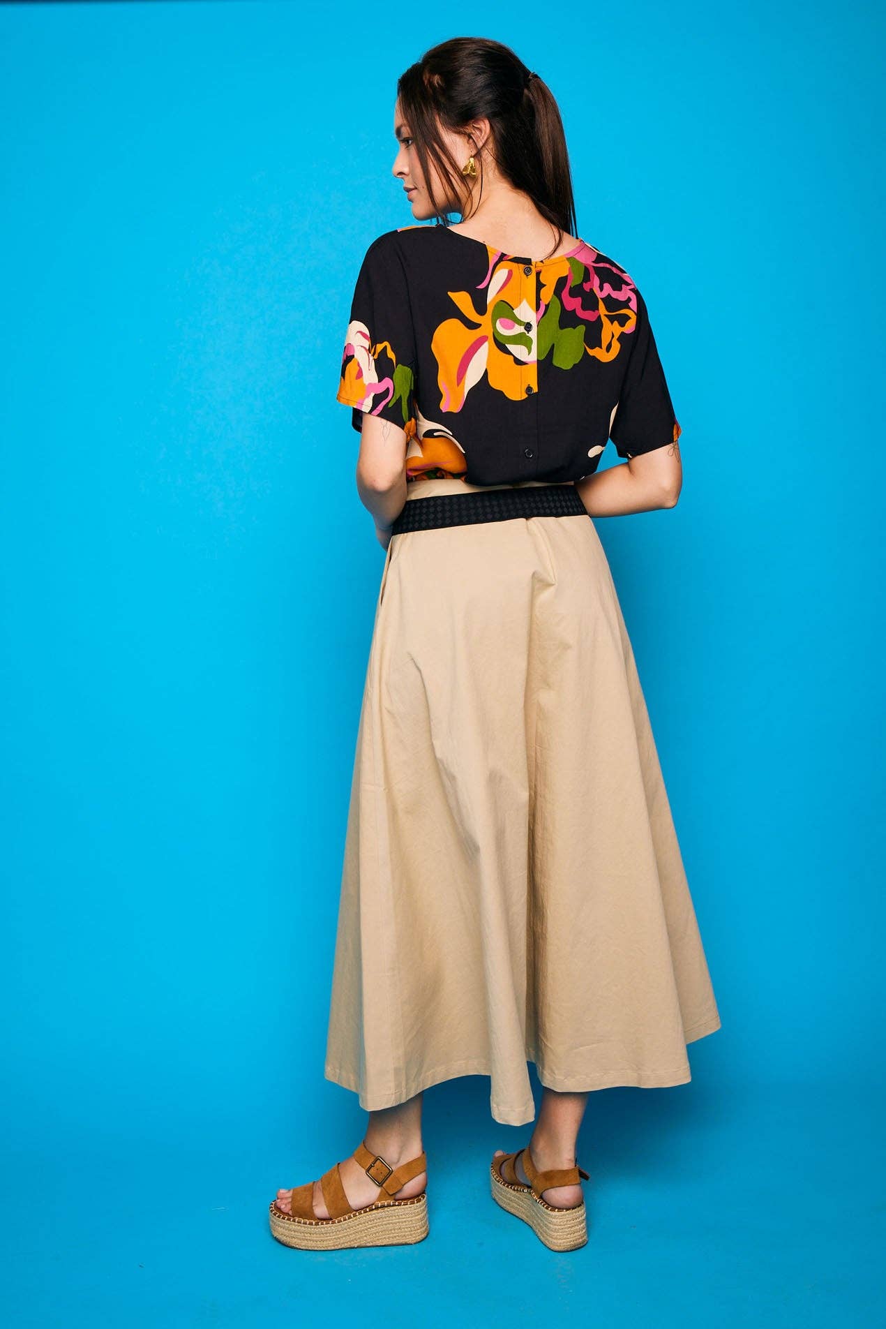 Camicia nera a maniche corte con stampa floreale e bottoni sul retro