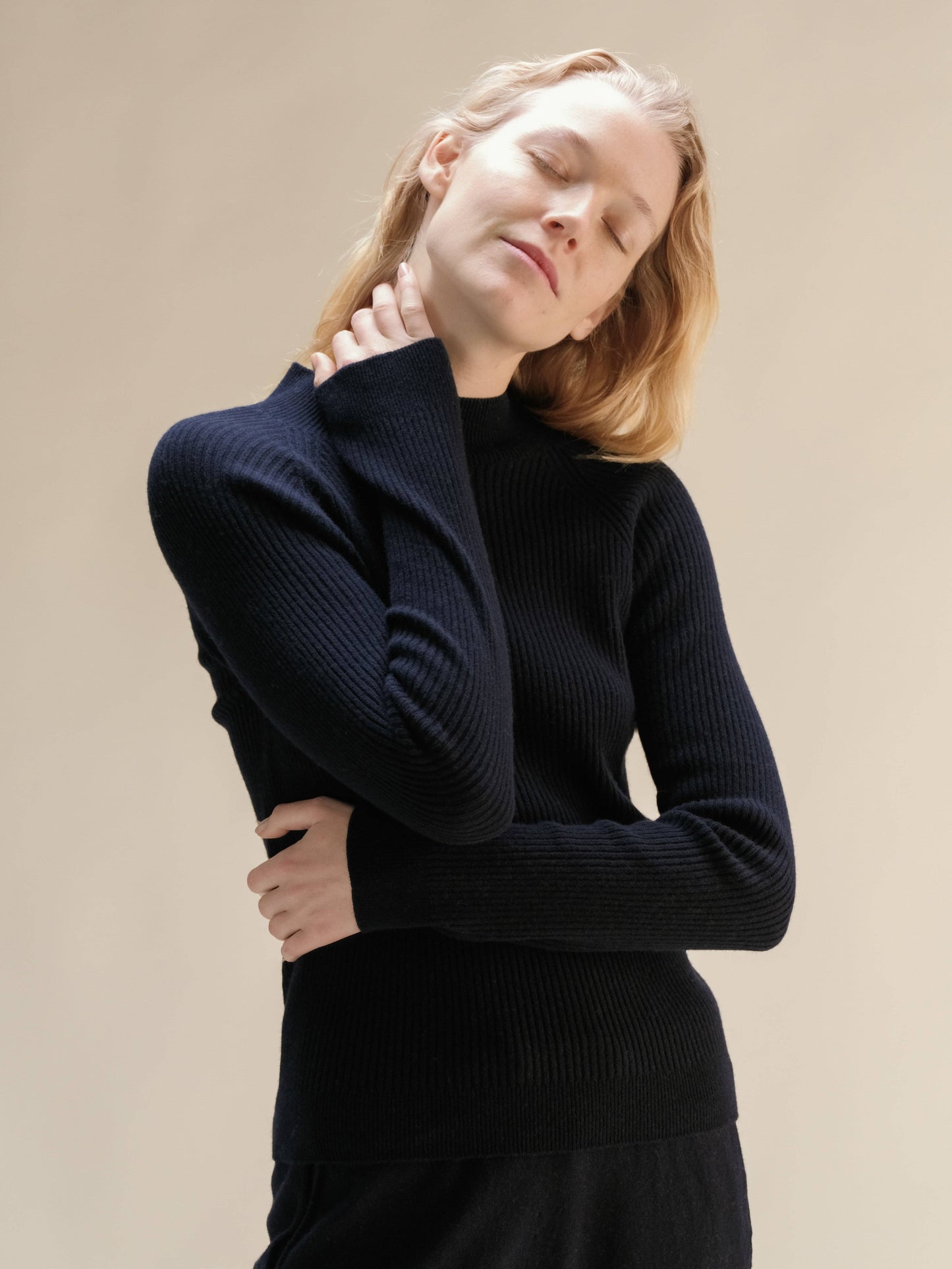 Maglione a costine con collo a lupetto in misto cashmere