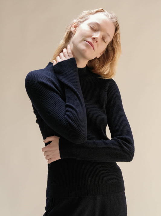 Maglione a costine con collo a lupetto in misto cashmere
