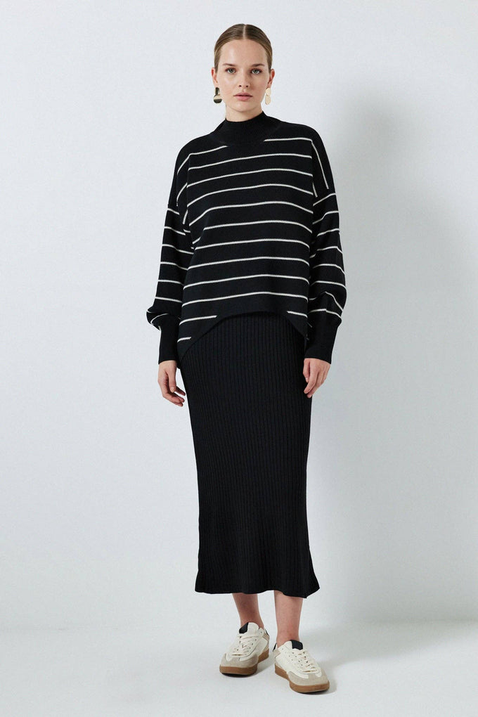 Set in maglia con maglione a righe e abito midi