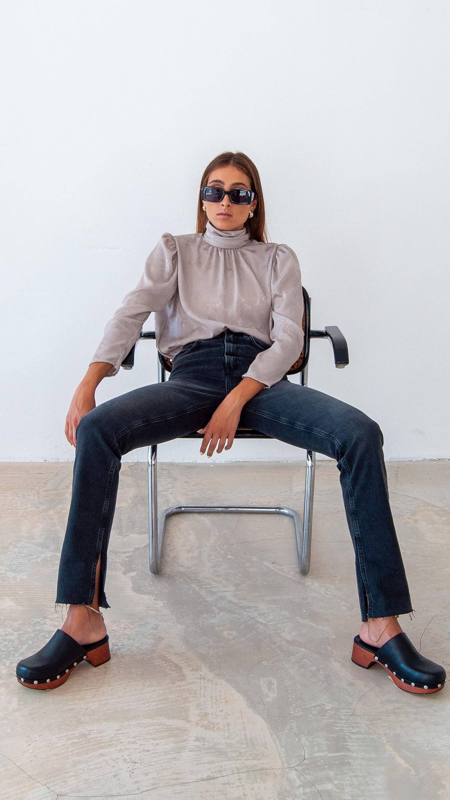 Blusa jacquard con collo alto e maniche a sbuffo