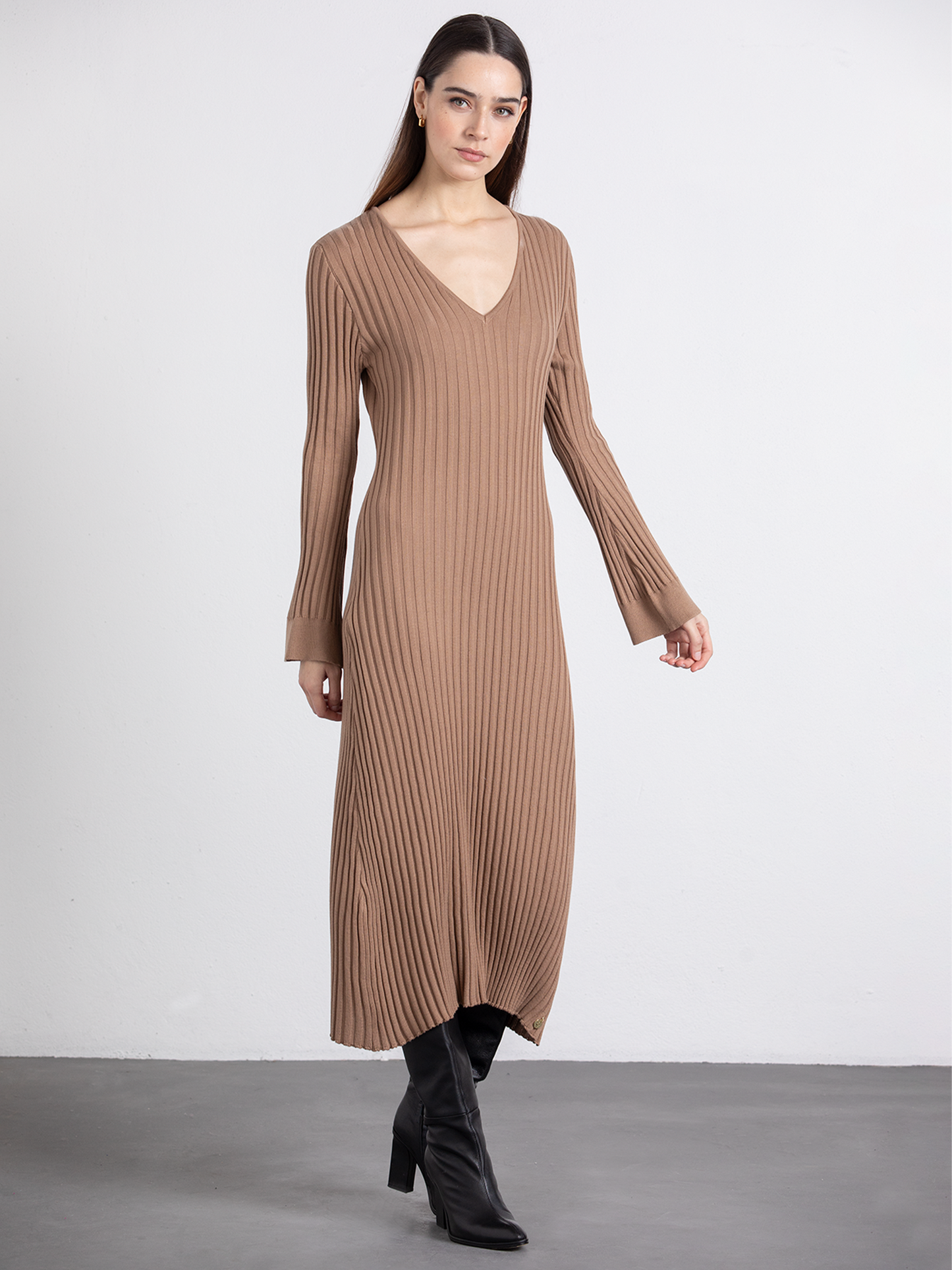 Abito midi a coste con scollo a V