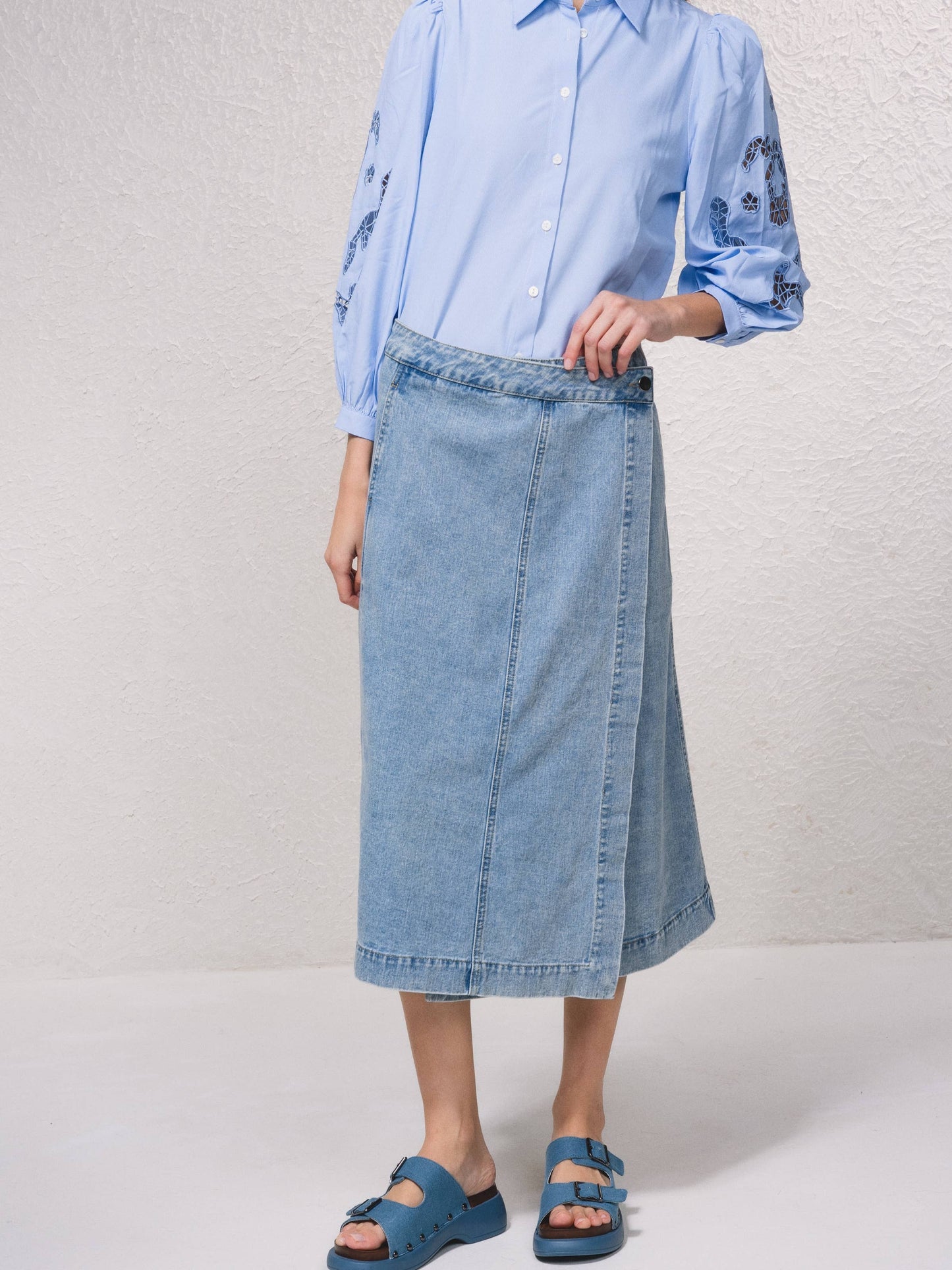 Gonna midi in denim con bottoni a pressione e tasche laterali