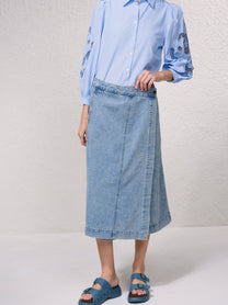 Gonna midi in denim con bottoni a pressione e tasche laterali