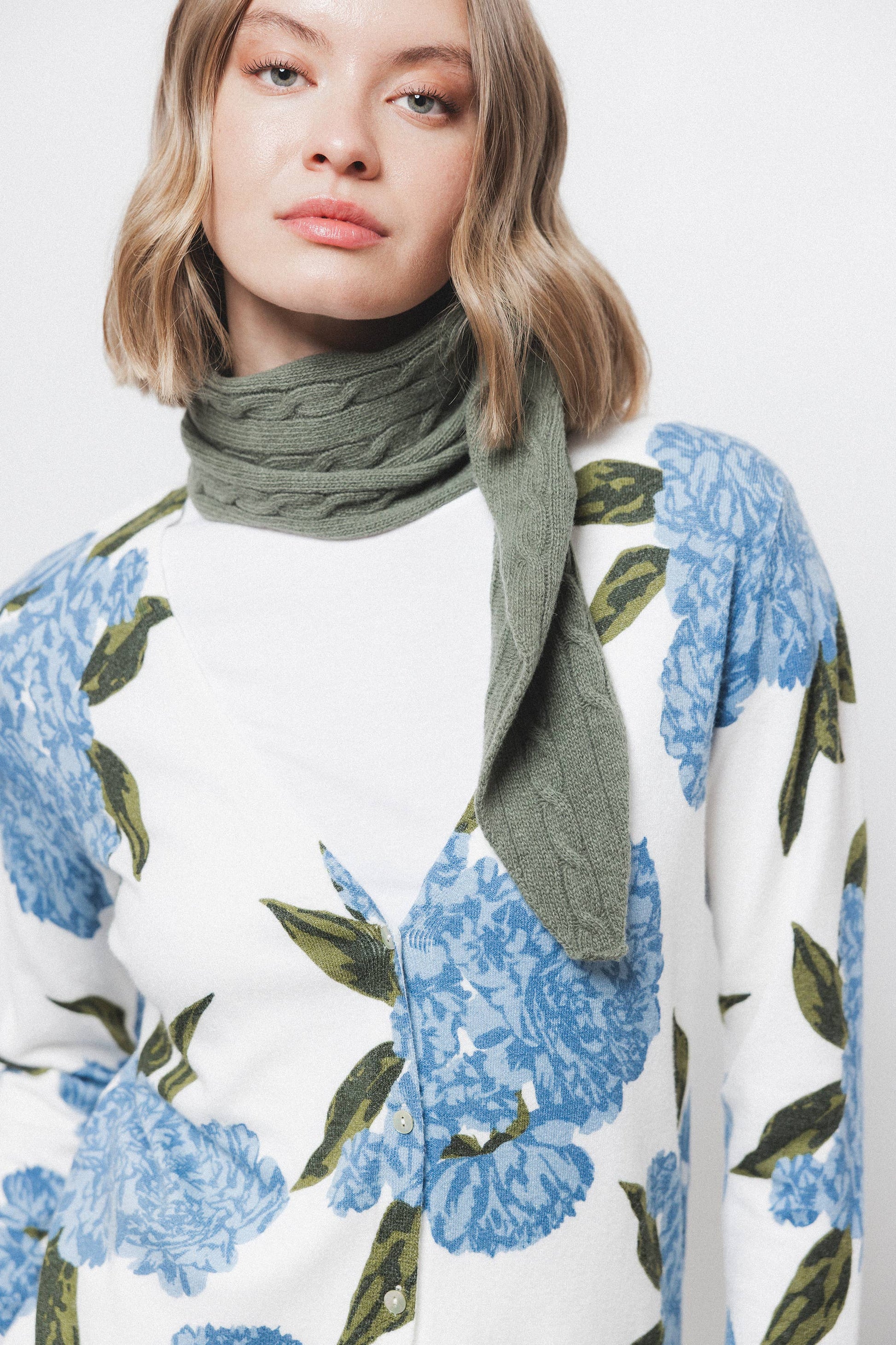 Cardigan jacquard floreale con bottoni