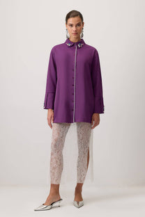 Camicia lunga viola con colletto gioiello