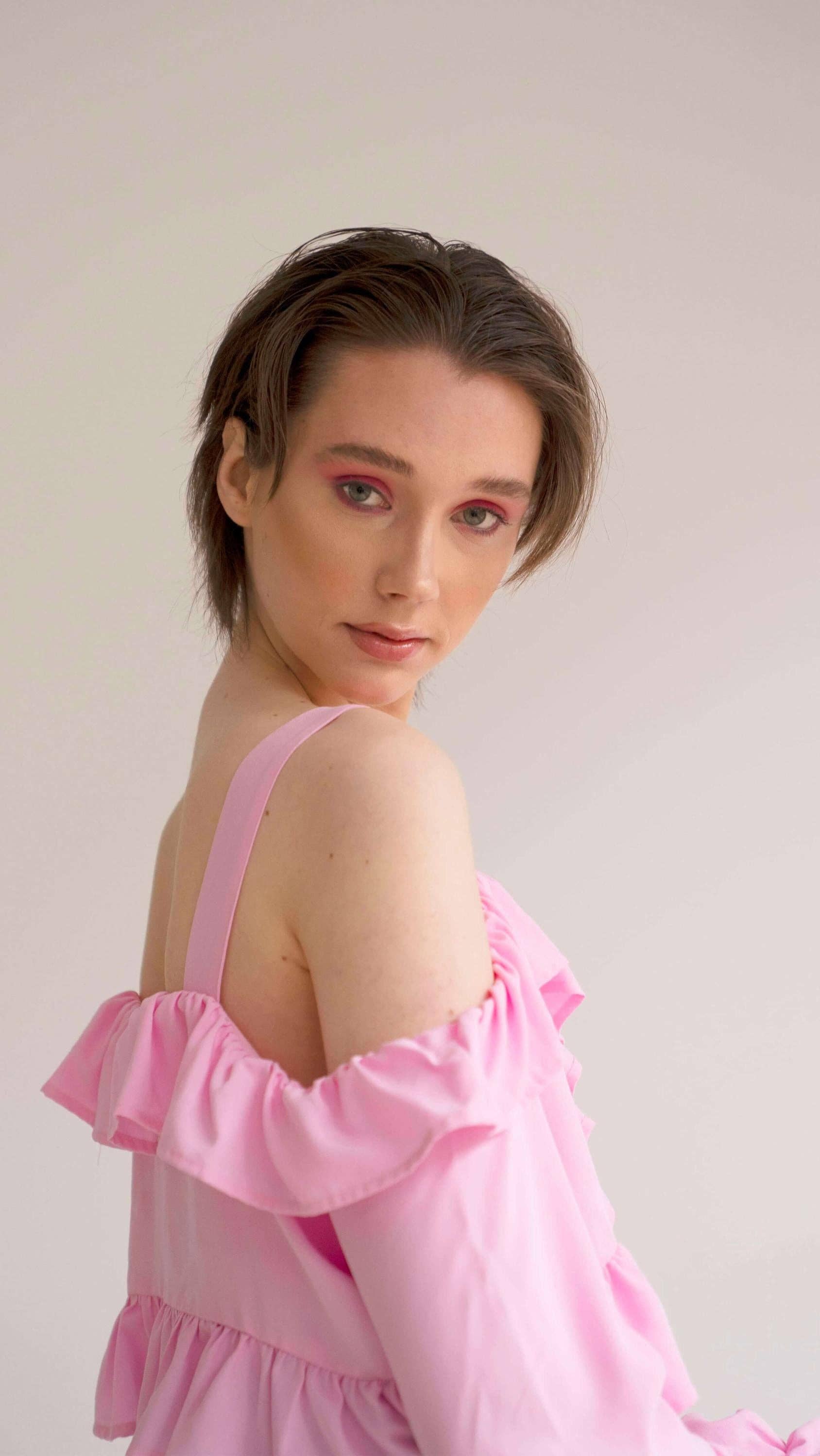 Blusa corta off-shoulder con volant e bottoni